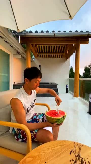 雨后的小镇吃瓜,瓜香四溢，共享丰收喜悦