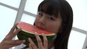 女童吃瓜图片,女童欢乐吃瓜瞬间捕捉